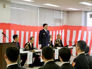 紹介に応え起立する黒田消防長