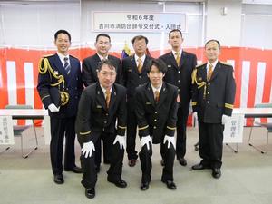 新入団員と大島団長と市長の記念撮影