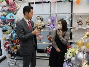 寺嶋さんから話を聞く市長