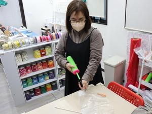 バルーン作品を製作する寺嶋さん