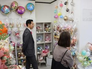 店内を視察する市長