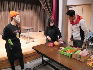 ワークショップ開始前に先生のお二人と談笑する市長