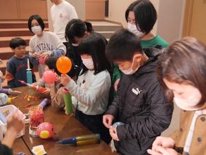 バルーンワークに取り組む子供たち