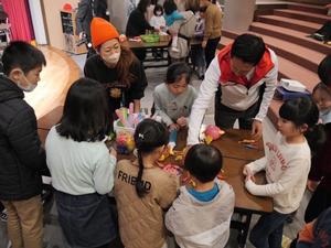 子供たちと一緒にバルーンワークに取り組む市長