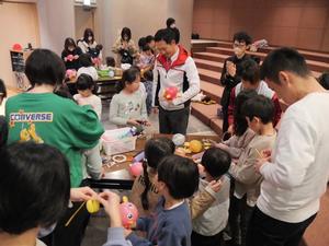 完成したバルーンなまりんに満足気な市長