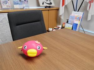 市長が作ったなまりんバルーンを市長室にて撮影
