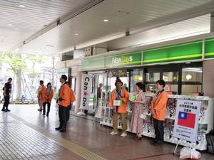 募金活動に参加する市長と協会の皆さんの様子