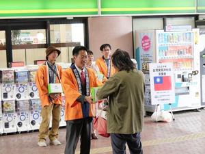 募金を受ける市長