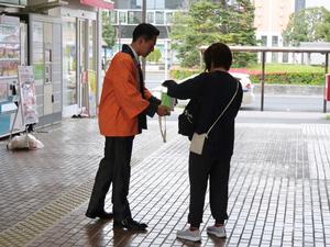 募金を受ける市長