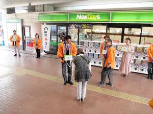 男性の方より募金を受ける市長