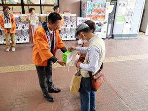 男性の方より募金を受ける市長