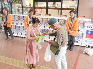 募金を受ける協会の方