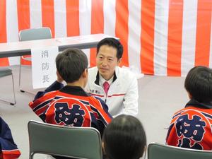 クラブ員の子に話しかける市長