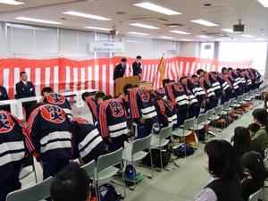 壇上の消防長に敬礼する少年消防クラブの皆さん