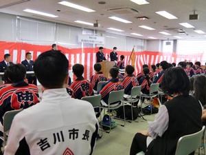 式典の様子を見守る市長