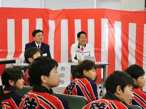 自己紹介をするクラブ員を笑顔で見守る市長