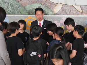 We Love Yoshikawaの子供たちと談笑する市長