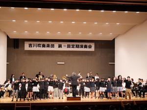 We Love Yoshikawaの子供たちが肩を組んで合唱する様子
