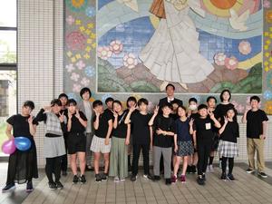 We Love Yoshikawaの子供たちと市長、教育長で記念撮影