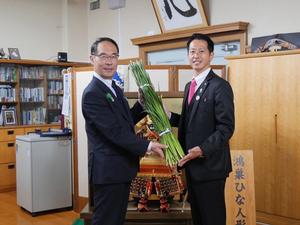 大野知事に花菖蒲を贈呈する市長