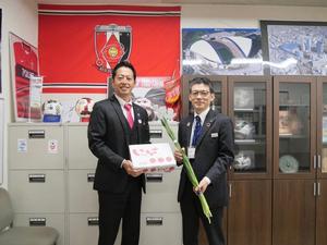 県幹部職員に花菖蒲を贈呈する市長