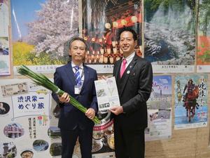 県幹部職員に花菖蒲を贈呈する市長