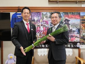 山本副知事に花菖蒲を贈呈する市長