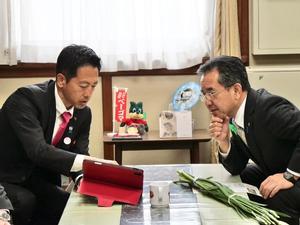 山本副知事と会談する市長