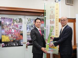 堀光副知事に花菖蒲を贈呈する市長