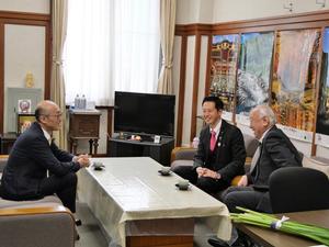 堀光副知事と会談する市長