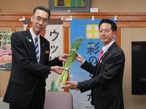 山﨑副知事に花菖蒲を贈呈する市長