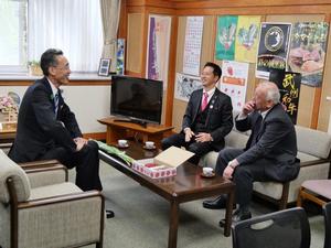 山﨑副知事と会談する市長