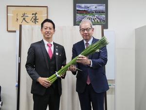 日吉教育長に花菖蒲を贈呈する市長