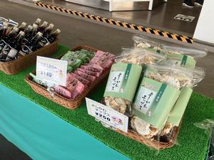 浦和競馬場での吉川の特産品の出張PR販売の様子