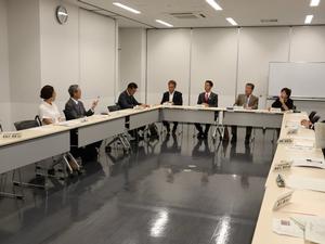 理事会で議論が交わされる様子