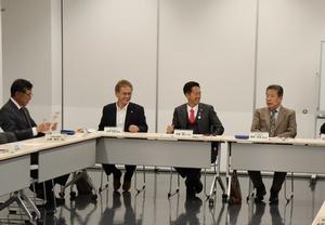 理事会で議論が交わされる様子