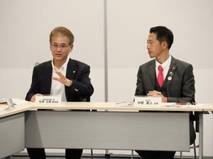 理事会で議論が交わされる様子
