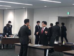 会議後、越谷市福田市長と話をする市長