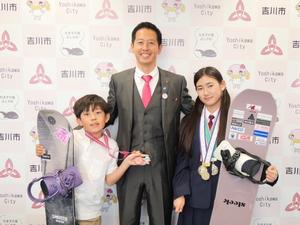 亜衣子さんと純一郎くんと市長で記念撮影