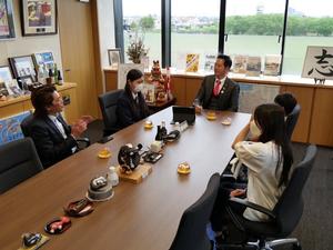 亜衣子さんと純一郎くんとご両親と市長との歓談の様子