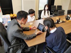 タブレットで大会の様子を観る市長