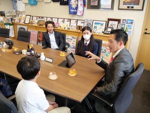 亜衣子さんと純一郎くんとご両親と市長との歓談の様子