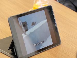 大会の様子が映るタブレットのアップ写真