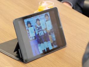 大会の様子が映るタブレットのアップ写真
