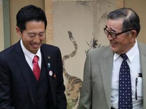 出席者と談笑する市長