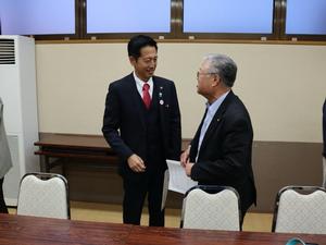 出席者と談笑する市長