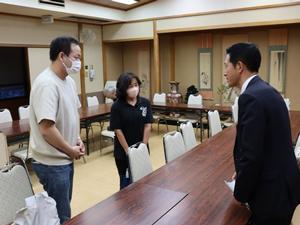 出席者と談笑する市長