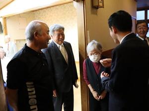 出席者と談笑する市長