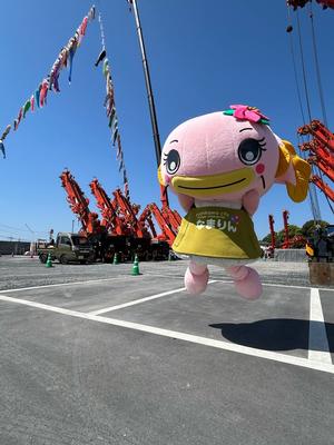 クレーン鯉のぼりをバックに喜んでジャンプするなまりん
