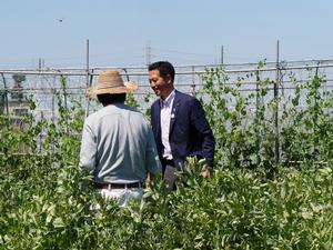 農業者の説明を聞く市長